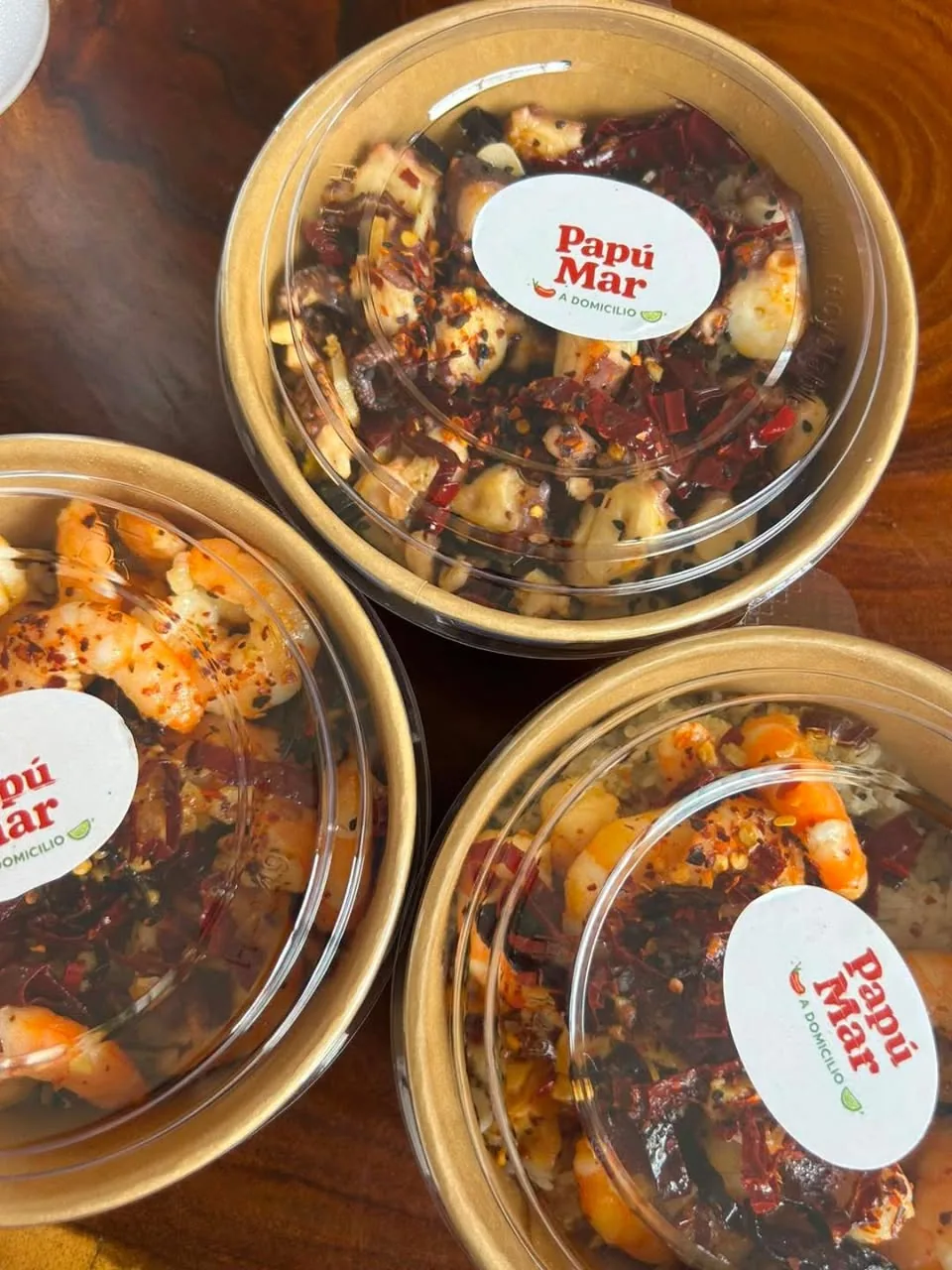 Botana de pulpo y camarón con chile en bowls de Papú Mar