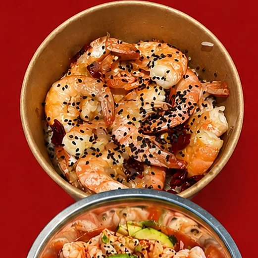 Camarones al ajo con ajonjolí en bowl de Papú Mar
